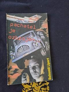 Pachatel je ozbrojen