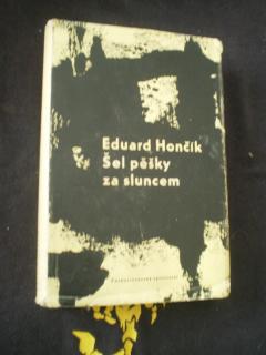 ŠEL PĚŠKY ZA SLUNCEM - Eduard Hončík