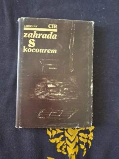 Zahrada s kocourem