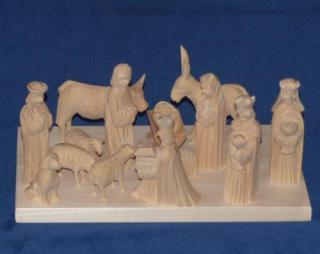 Dřevěné ručně vyřezávané betlémové figurky na podložce 27x18cm
