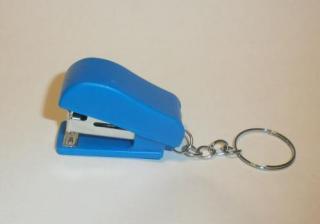 Sešívačka - modrá - přívěsek na klíče