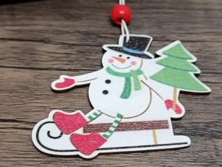 Sněhulák na saních - dřevěná vánoční dekorace