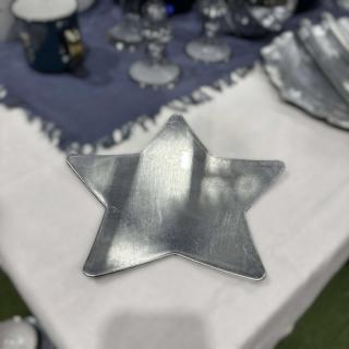 DEKORAČNÝ PLASTOVÝ TANIER V TVARE HVIEZDY - STRIEBORNÝ