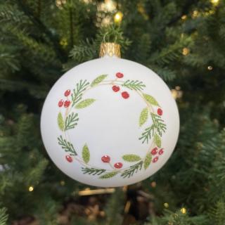 SKLENENÁ VIANOČNÁ OZDOBA - BIELA GUĽA S VETVIČKAMI (9 CM)