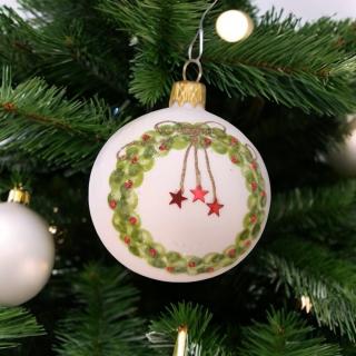 SKLENENÁ VIANOČNÁ OZDOBA - BIELA GUĽA S VIANOČNÝM ZDOBENÍM (7 CM)