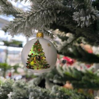 SKLENENÁ VIANOČNÁ OZDOBA - BIELA GUĽA - STROMČEK (7 CM)