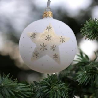SKLENENÁ VIANOČNÁ OZDOBA - BIELA S VEĽKOU HVIEZDOU (9 CM) Balenie: Balenie (1 ks)