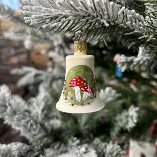 SKLENENÁ VIANOČNÁ OZDOBA - BIELY ZVONČEK S MUCHOTRÁVKAMI