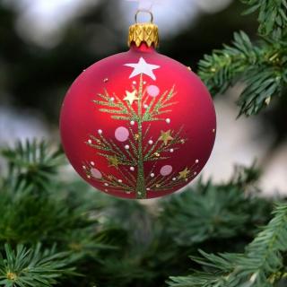 SKLENENÁ VIANOČNÁ OZDOBA - ČERVENÁ SO STROMČEKOM (7 CM) Balenie: Balenie (1 ks)