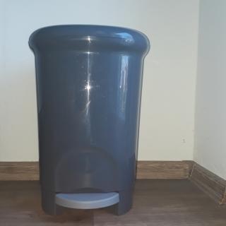 Pedálový odpadkový koš  ALEN, plastový, objem 14 litrů, barva černá