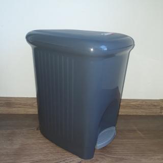 Pedálový odpadkový koš BRUNO, plastový, objem 5 litrů, barva černá