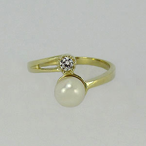 Zlatý prsten s perlou Z70-053 váha: 2.85 g, Velikost: 56, ryzost: Au 585/1000