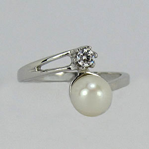Zlatý prsten s perlou Z70-062 váha: 2.65 g, Velikost: 53, ryzost: Au 585/1000