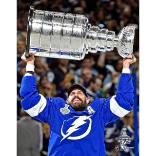 Fotografie Alex Killorn Tampa Bay Lightning 2021 Stanley Cup Champions Raising Cup Photograph 8  x 10