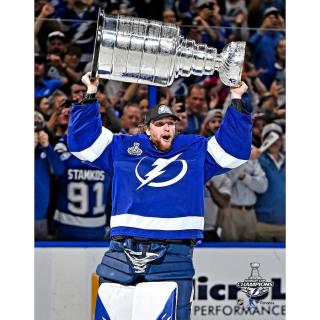 Fotografie Andrei Vasilevskiy Tampa Bay Lightning 2021 Stanley Cup Champions Raising Cup Photograph 8  x 10