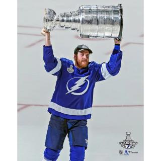 Fotografie Blake Coleman Tampa Bay Lightning 2021 Stanley Cup Champions Raising Cup Photograph 8  x 10