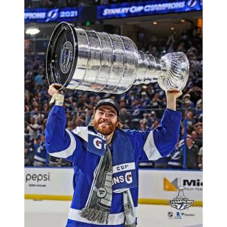 Fotografie Brayden Point Tampa Bay Lightning 2021 Stanley Cup Champions Raising Cup Photograph 8  x 10