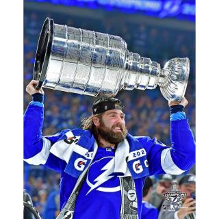 Fotografie Pat Maroon Tampa Bay Lightning 2021 Stanley Cup Champions Raising Cup Photograph 8  x 10