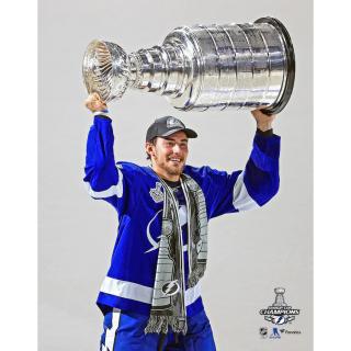 Fotografie Ross Colton Tampa Bay Lightning 2021 Stanley Cup Champions Raising Cup Photograph 8  x 10