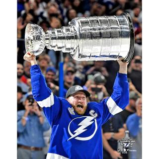 Fotografie Steven Stamkos Tampa Bay Lightning 2021 Stanley Cup Champions Raising Cup Photograph 8  x 10