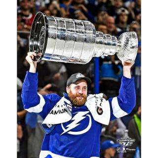 Fotografie Victor Hedman Tampa Bay Lightning 2021 Stanley Cup Champions Raising Cup Photograph 8  x 10