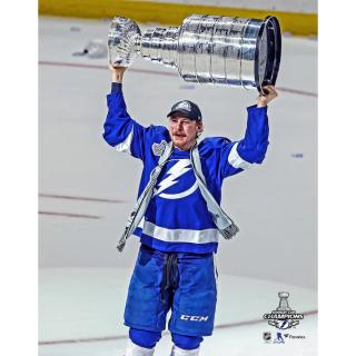 Fotografie Yanni Gourde Tampa Bay Lightning 2021 Stanley Cup Champions Raising Cup Photograph 8  x 10
