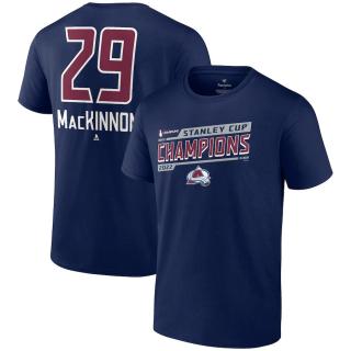 Pánské tričko Nathan MacKinnon Colorado Avalanche 2022 Stanley Cup Champions Banner Name & Number Velikost: L