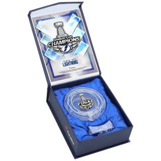 Skleněný puk Tampa Bay Lightning 2021 Stanley Cup Champions Filled with Ice From the 2021 Stanley Cup Final