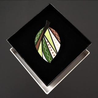 Dřevěná brož barevná ve tvaru listu, 6x3,5 cm,  český výrobek