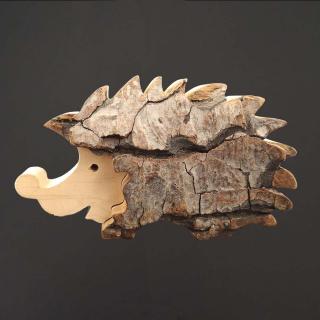Dřevěna dekorace ježek s kůrou, masivní dřevo, 12 cm
