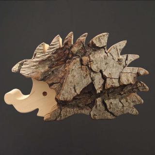 Dřevěná dekorace ježek s kůrou, masivní dřevo, 15 cm