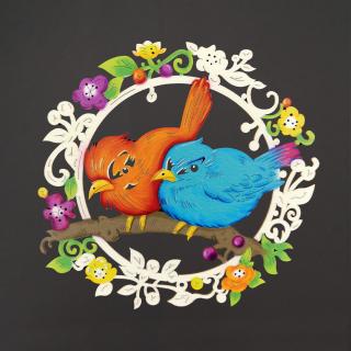 Dřevěná dekorace ptáčci na větvi, barevná dekorace k zavěšení, velikost 19 cm