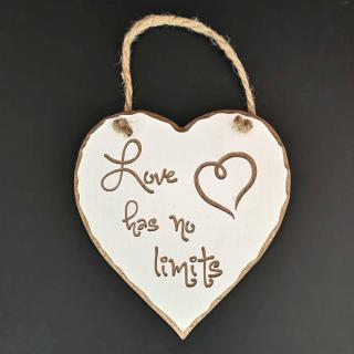 Dřevěná dekorace srdce s rytým textem Love has no limits 16 cm
