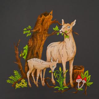 Dřevěná dekorace srnky, barevná dekorace k zavěšení, velikost 19 cm
