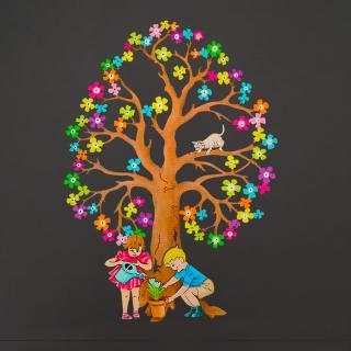 Dřevěná dekorace strom s dětmi, barevná dekorace k zavěšení, velikost 28 cm