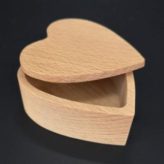 Dřevěná krabička ve tvaru srdce, masivní dřevo, 8x3 cm