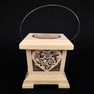 Dřevěná lucerna s motivem srdce, masivní dřevo, 9x9x9 cm