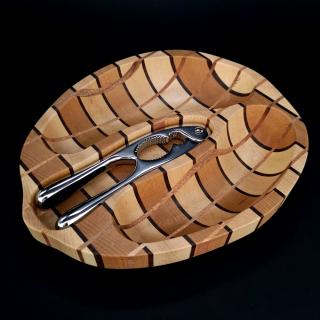 Dřevěná miska mozaika ve tvaru ořechu s louskáčkem, masivní dřevo, 2 druhy dřevin, 28x23x4,5 cm