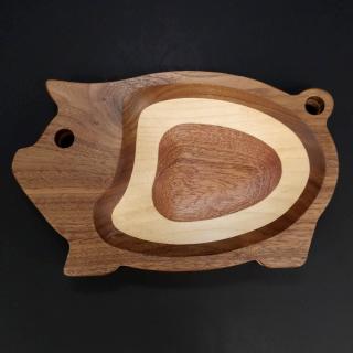 Dřevěná miska mozaika ve tvaru prasete, masivní dřevo, 3 druhy dřevin, rozměr 20x12,50x2,50 cm