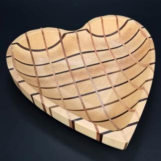 Dřevěná miska mozaika ve tvaru srdce, masivní dřevo, 3 druhy dřevin, 25x25x4,5 cm