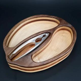 Dřevěná miska skládaná ve tvaru ořechu s louskáčkem, masivní dřevo 3 druhy, rozměr 28x23x4,50 cm