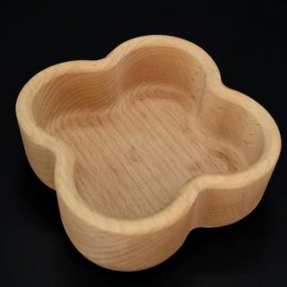 Dřevěná miska ve tvaru čtyřlístku, masivní dřevo, rozměr 11,2x4,5 cm