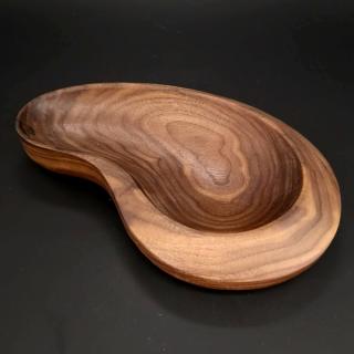 Dřevěná miska ve tvaru ledviny, masivní dřevo americký ořech, 26x16,5x4,5 cm