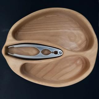 Dřevěná miska ve tvaru ořechu s louškáčkem, masivní dřevo, rozměr 28x23x4,5 cm