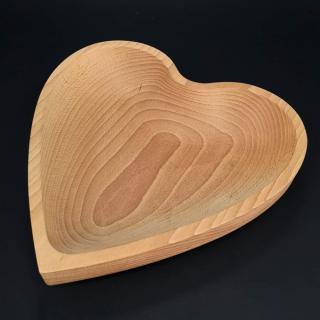 Dřevěná miska ve tvaru srdce, masivní dřevo, rozměr 25x25x4,5 cm