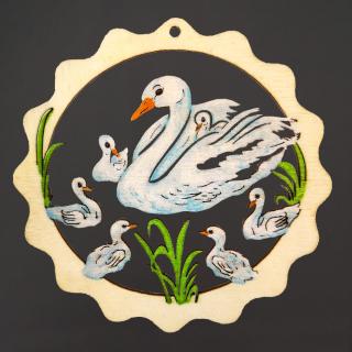 Dřevěná ozdoba barevná vlnka labuť s mláďaty 8 cm, český výrobek