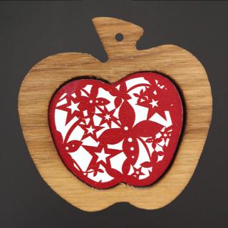 Dřevěná ozdoba z masivu s barevným vkladem - jablko s ornamentem 8 cm