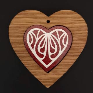Dřevěná ozdoba z masivu s barevným vkladem - srdce se vzorem 8 cm