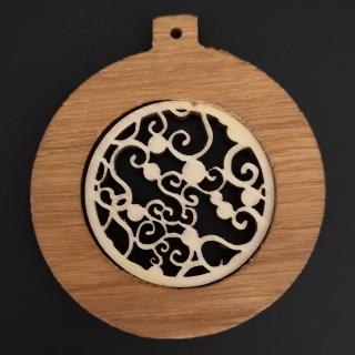 Dřevěná ozdoba z masivu s vkladem - koule s ornamentem 8 cm