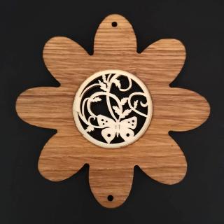 Dřevěná ozdoba z masivu s vkladem - květ s motýlem 10 cm